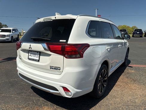 Used 2018 Mitsubishi Outlander 4WD Plug-In Hybrid image 6