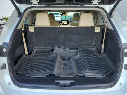 Used 2025 Toyota Highlander XLE AWD/4WD image 31