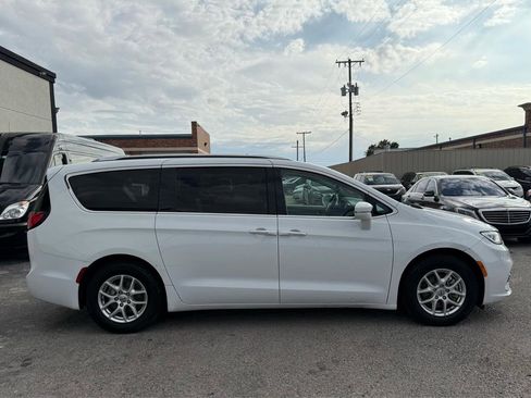 Used 2021 Chrysler Pacifica Touring-L FWD image 5