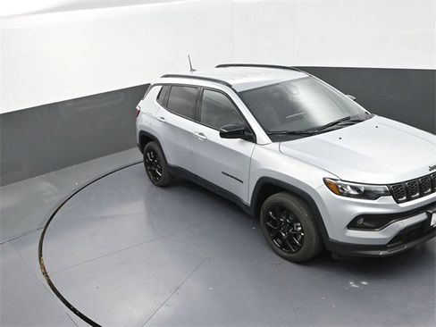 New 2026 Jeep Compass Latitude image 9