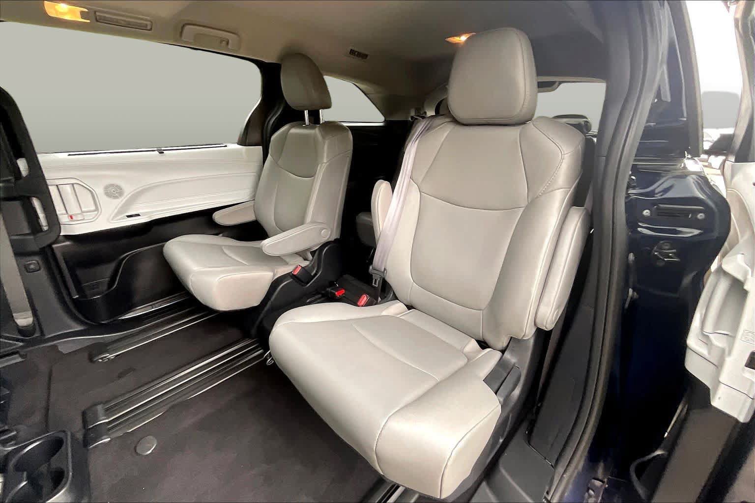 Used 2025 Toyota Sienna XLE FWD image 20