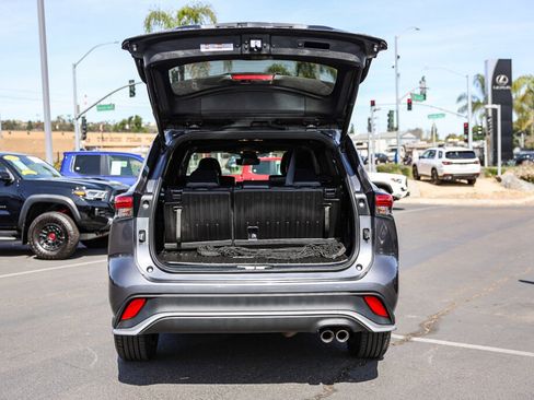 Used 2023 Toyota Highlander XSE image 25