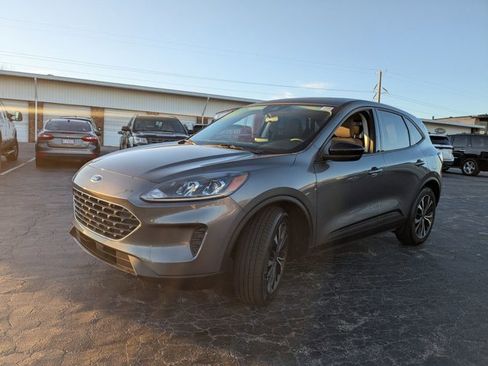 Certified 2022 Ford Escape SE w/ SE Sport Appearance Package image 4
