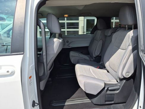 Used 2025 Toyota Sienna LE FWD image 29