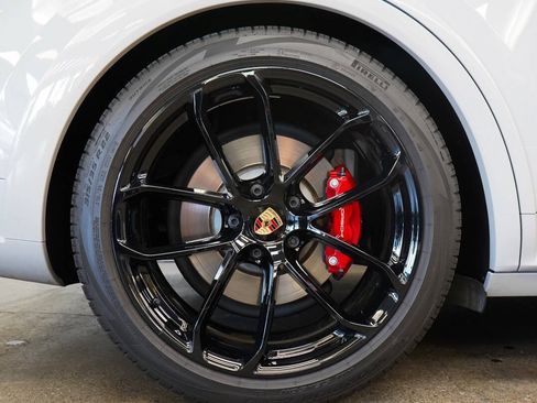 Used 2025 Porsche Cayenne GTS AWD/4WD image 15