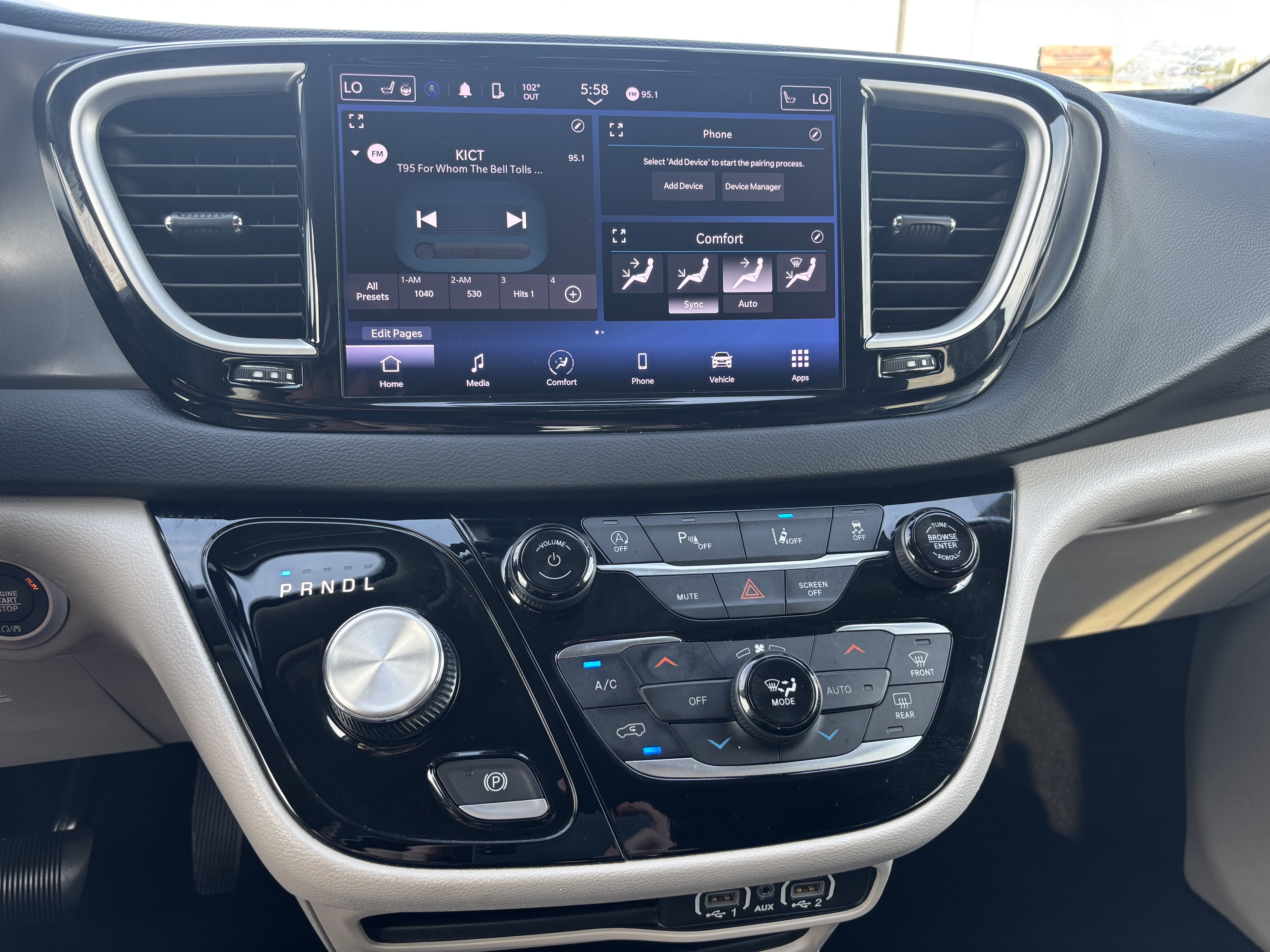 Used 2023 Chrysler Pacifica Touring-L FWD image 11