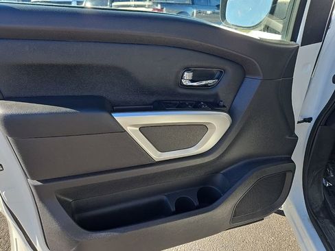Used 2019 Nissan Titan SV w/ SV Convenience Package image 9