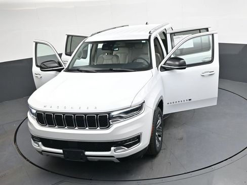Used 2024 Jeep Wagoneer L Series II w/ Flexible Seating Group image 40