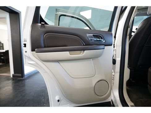 Used 2014 Cadillac Escalade Platinum RWD image 17