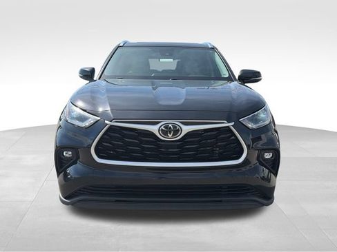 Used 2021 Toyota Highlander XLE AWD/4WD image 2