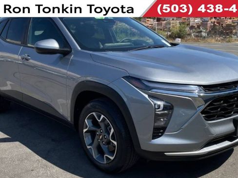 Used 2025 Chevrolet Trax LT w/ LPO, Blackout Package FWD image 1