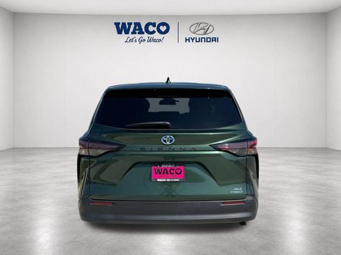 Used 2024 Toyota Sienna XLE FWD image 7