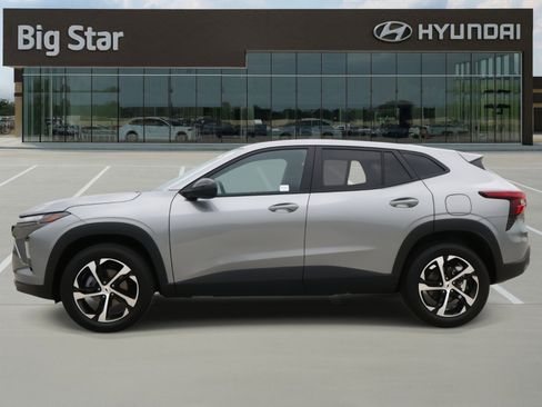 Used 2025 Chevrolet Trax RS w/ Driver Confidence Package image 2