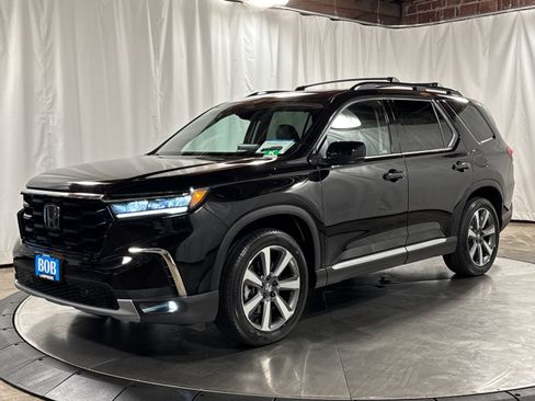 Used 2025 Honda Pilot Touring image 1