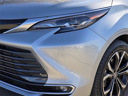Used 2025 Toyota Sienna Platinum image 6