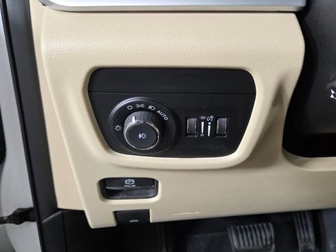 Used 2023 Jeep Grand Cherokee Limited w/ Luxury Tech Group II image 20