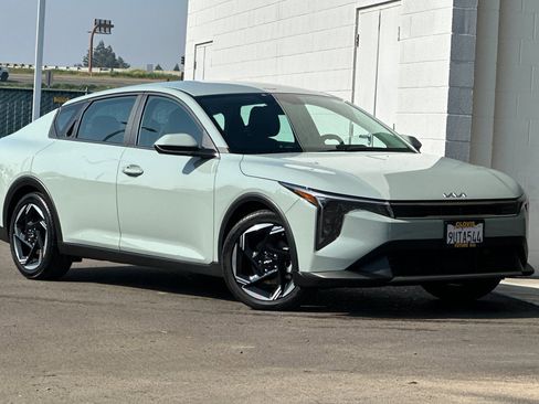 Used 2025 Kia K4 EX image 2