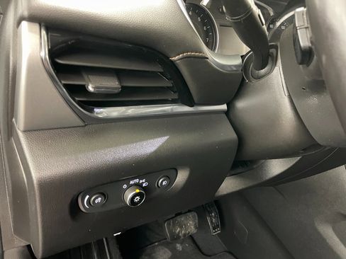 Used 2021 Chevrolet Traverse LT image 23