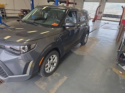 Used 2023 Kia Soul S FWD image 2