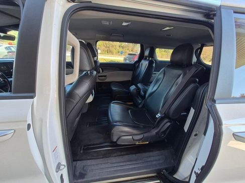 Used 2023 Kia Carnival LX image 12