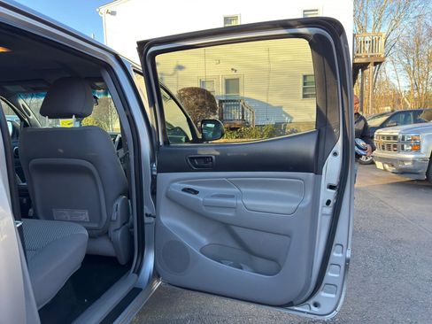 Used 2014 Toyota Tacoma 4x4 Double Cab w/ SR5 Package image 17