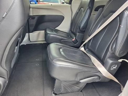 Used 2022 Chrysler Pacifica Touring-L FWD image 8