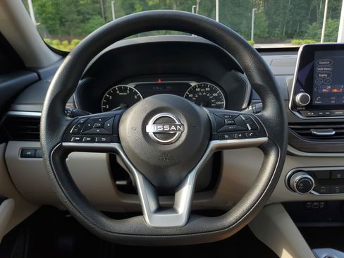 Used 2025 Nissan Altima 2.5 SV FWD image 18