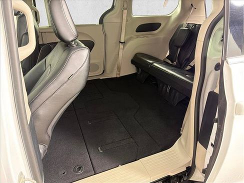 Used 2024 Chrysler Pacifica Touring-L FWD image 20