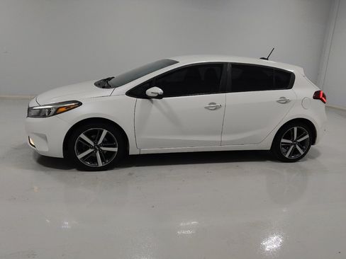 Used 2017 Kia Forte EX image 2