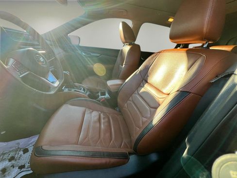 Used 2019 Nissan Rogue SL w/ Premium Package image 18