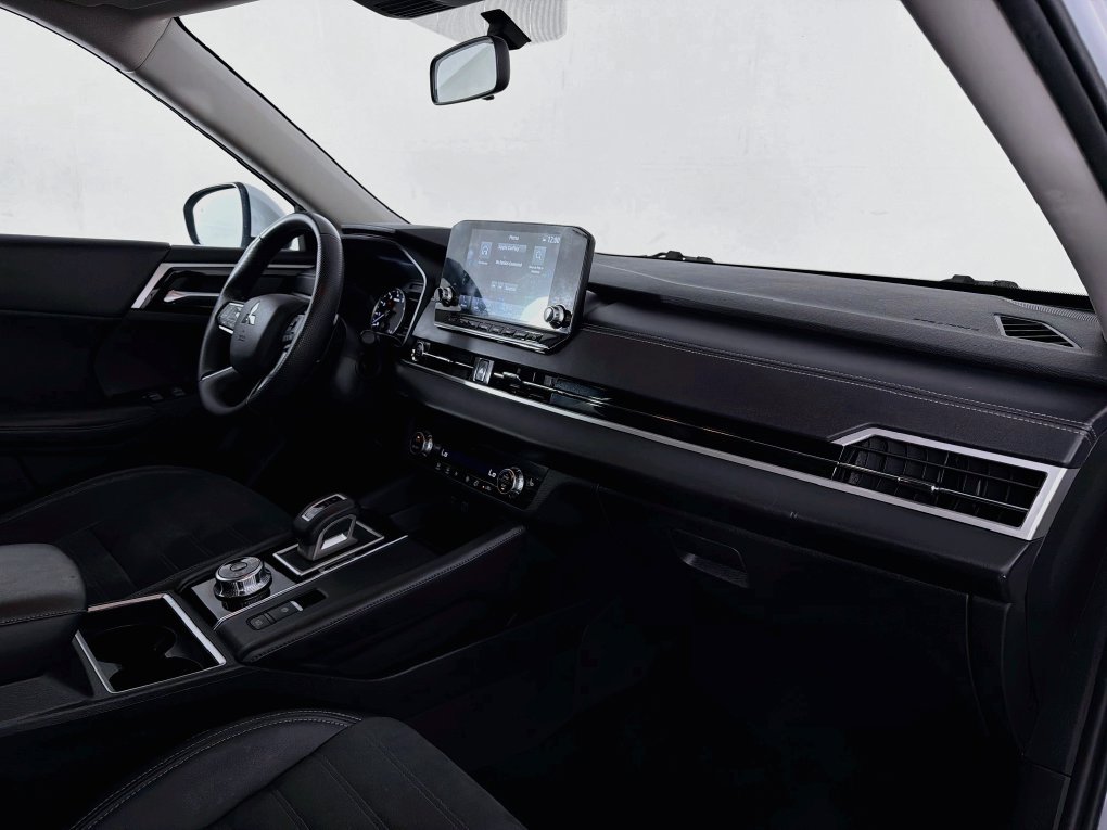 Used 2023 Mitsubishi Outlander SE FWD image 29