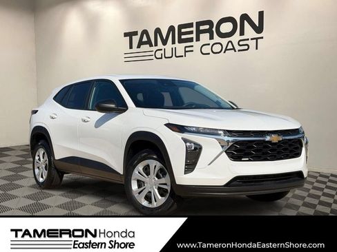 Used 2025 Chevrolet Trax LS FWD image 1