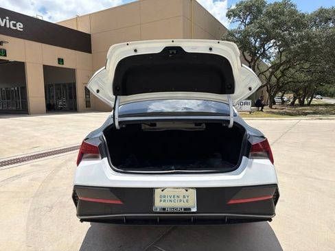 New 2025 Hyundai Elantra SEL FWD image 4