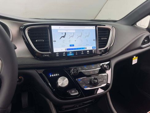 New 2026 Chrysler Pacifica Pinnacle image 31