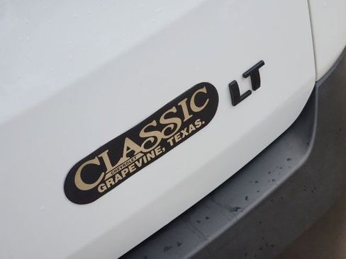 Used 2022 Chevrolet Traverse LT image 9