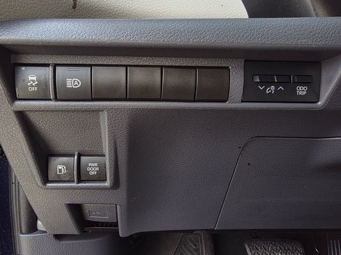 Used 2022 Toyota Sienna XLE w/ XLE Plus Package image 13