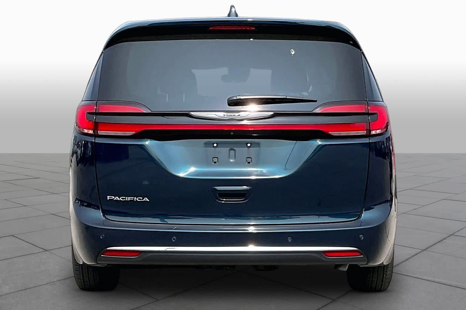 Used 2023 Chrysler Pacifica Touring-L FWD image 4