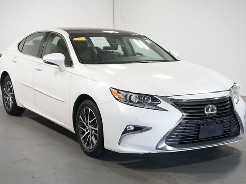 Used 2017 Lexus ES 350 w/ Luxury Package image 3