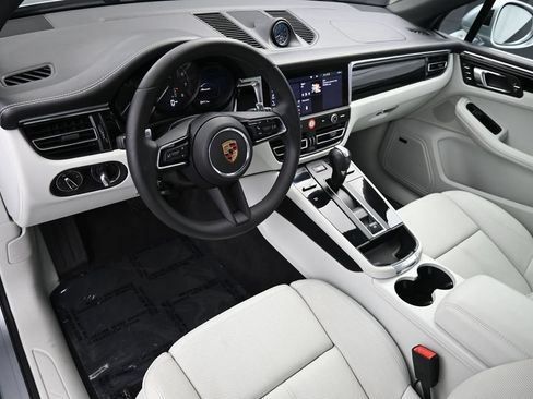 Certified 2025 Porsche Macan AWD/4WD image 4