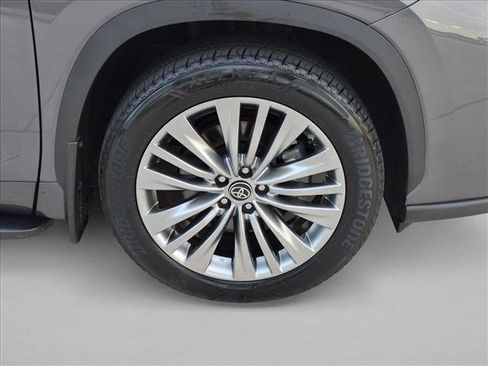 Used 2024 Toyota Highlander Platinum FWD image 22