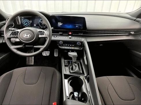 Used 2025 Hyundai Elantra SEL image 6