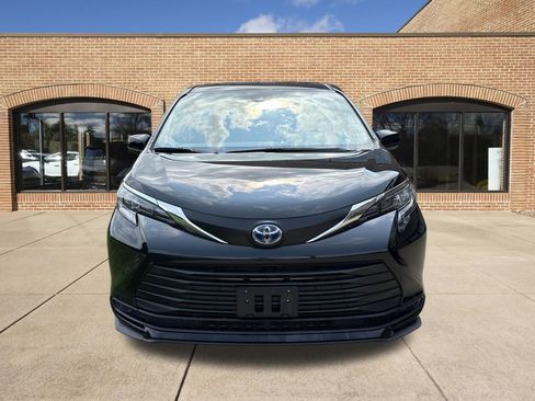 Used 2025 Toyota Sienna LE FWD image 9