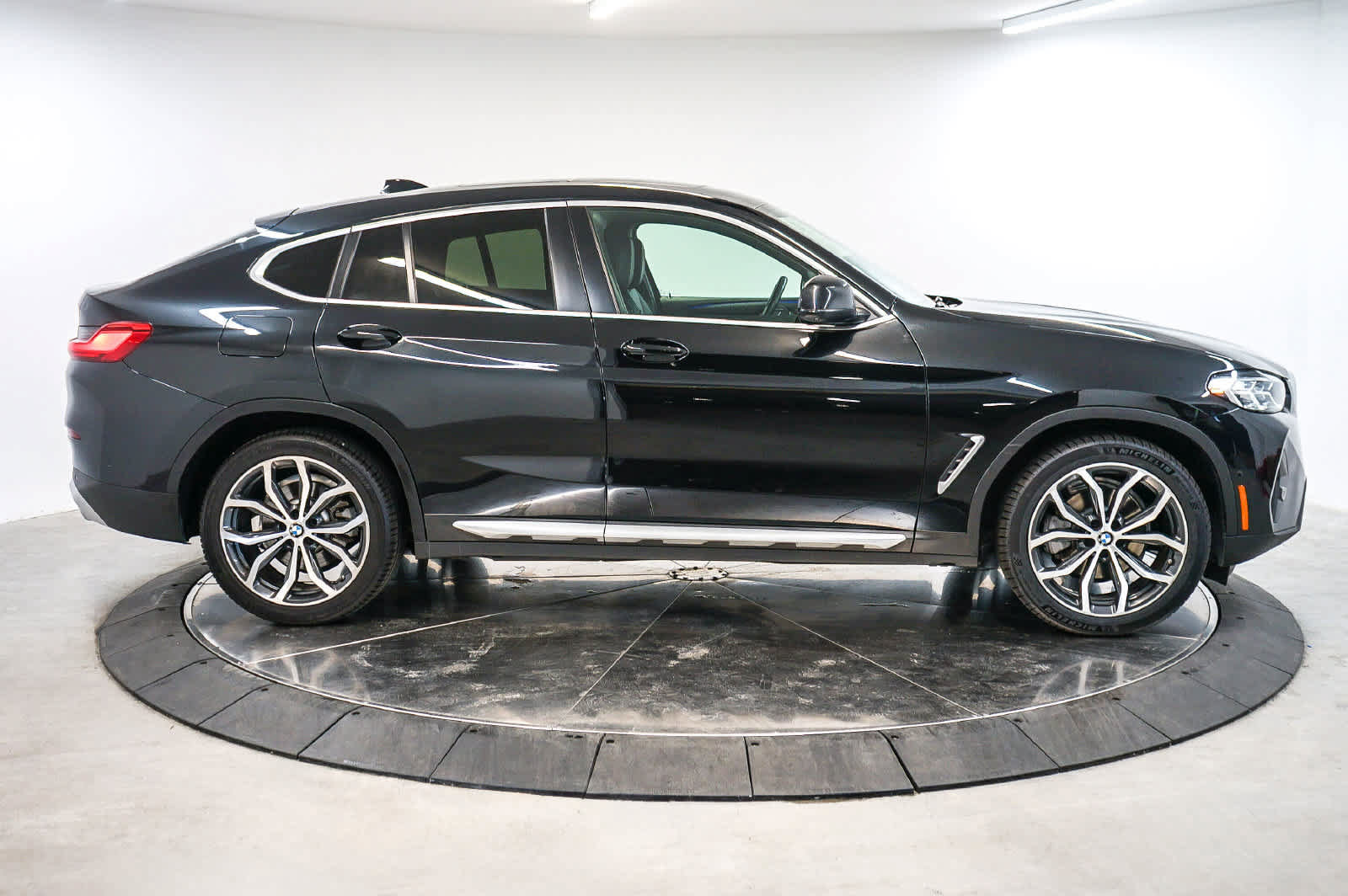Used 2022 BMW X4 xDrive30i w/ Parking Assistance Package AWD/4WD image 6