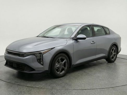 Used 2025 Kia K4 LXS image 3