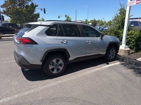 Used 2022 Toyota RAV4 LE AWD/4WD image 10