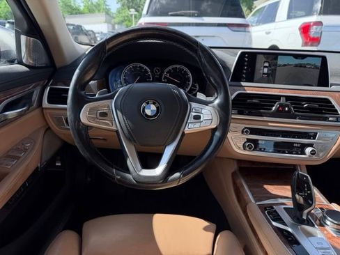 Used 2018 BMW 750i RWD image 36