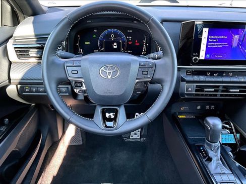 Used 2025 Toyota Camry SE FWD image 6