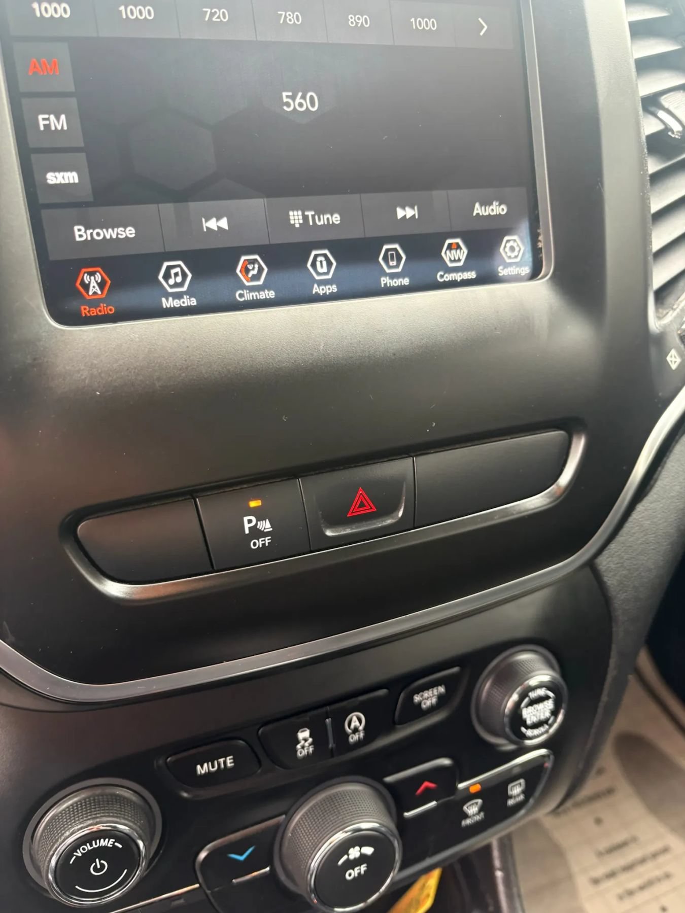 Used 2019 Jeep Cherokee Latitude Plus AWD/4WD image 24