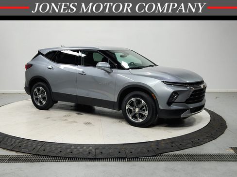 Used 2025 Chevrolet Blazer LT FWD image 1
