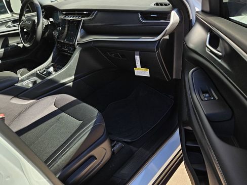 New 2026 Jeep Grand Cherokee L Laredo image 7